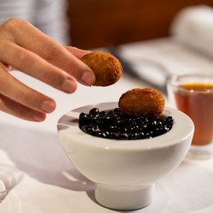 Menú Nicolás Haragi Corto. Enfocado en el producto de carne (Haragi). Un recorrido centrado en las mejores piezas de nuestra cámara de maduración y técnicas de asado, con 7 pases.