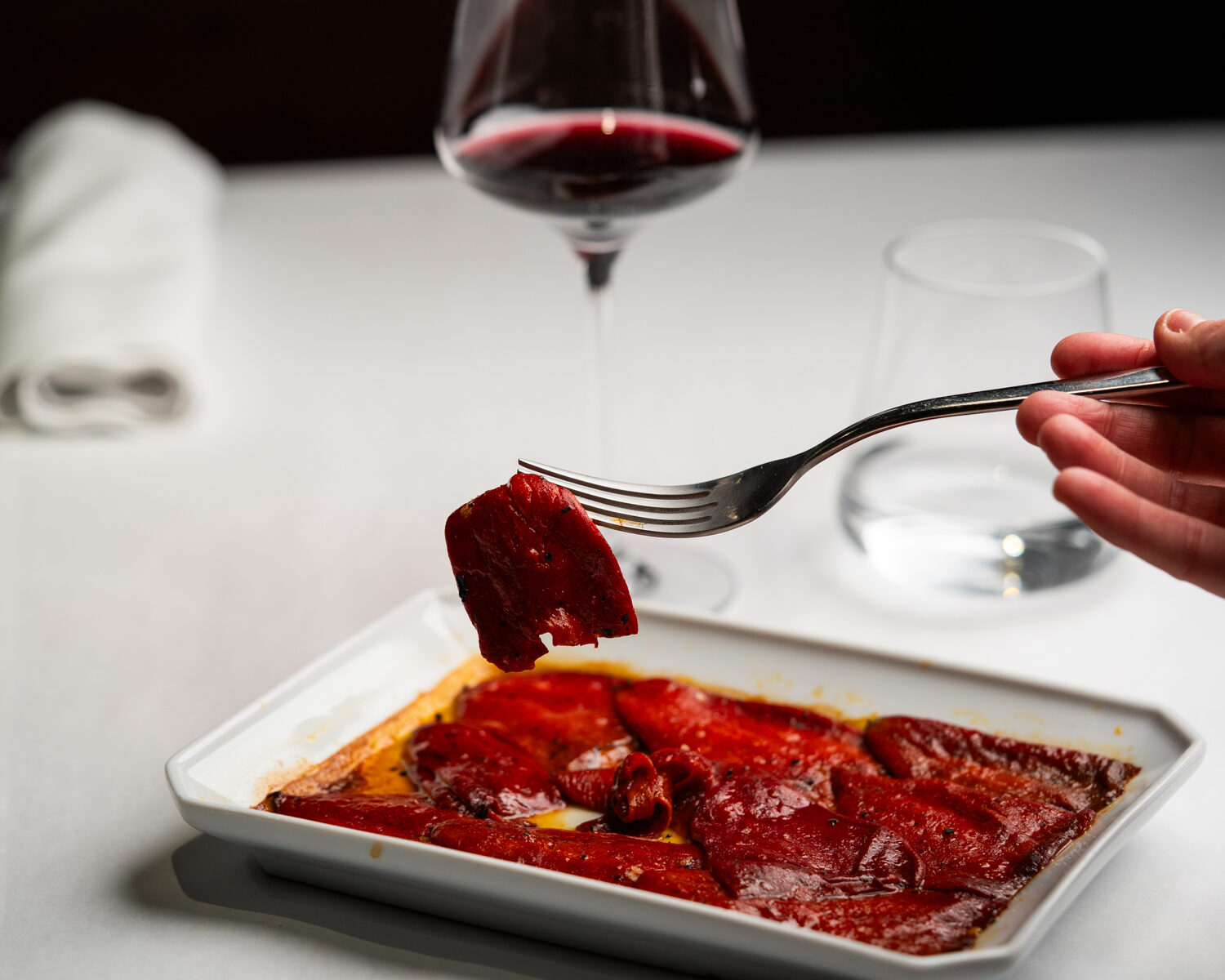 Menú Nicolás. La esencia del Asador. Incluye una selección de aperitivos, un plato de temporada, y el toque magistral de nuestra parrilla. Ideal para conocer nuestra filosofía.