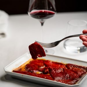 Menú Nicolás. La esencia del Asador. Incluye una selección de aperitivos, un plato de temporada, y el toque magistral de nuestra parrilla. Ideal para conocer nuestra filosofía.