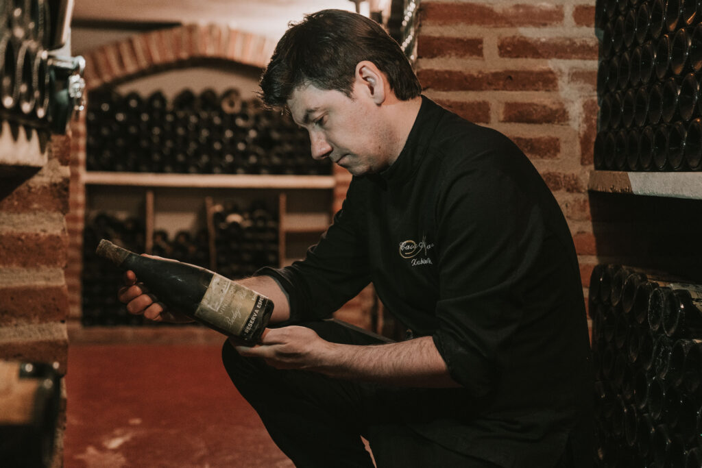 Xabi seleccionando un vino en la bodega de Asador Nicolás
