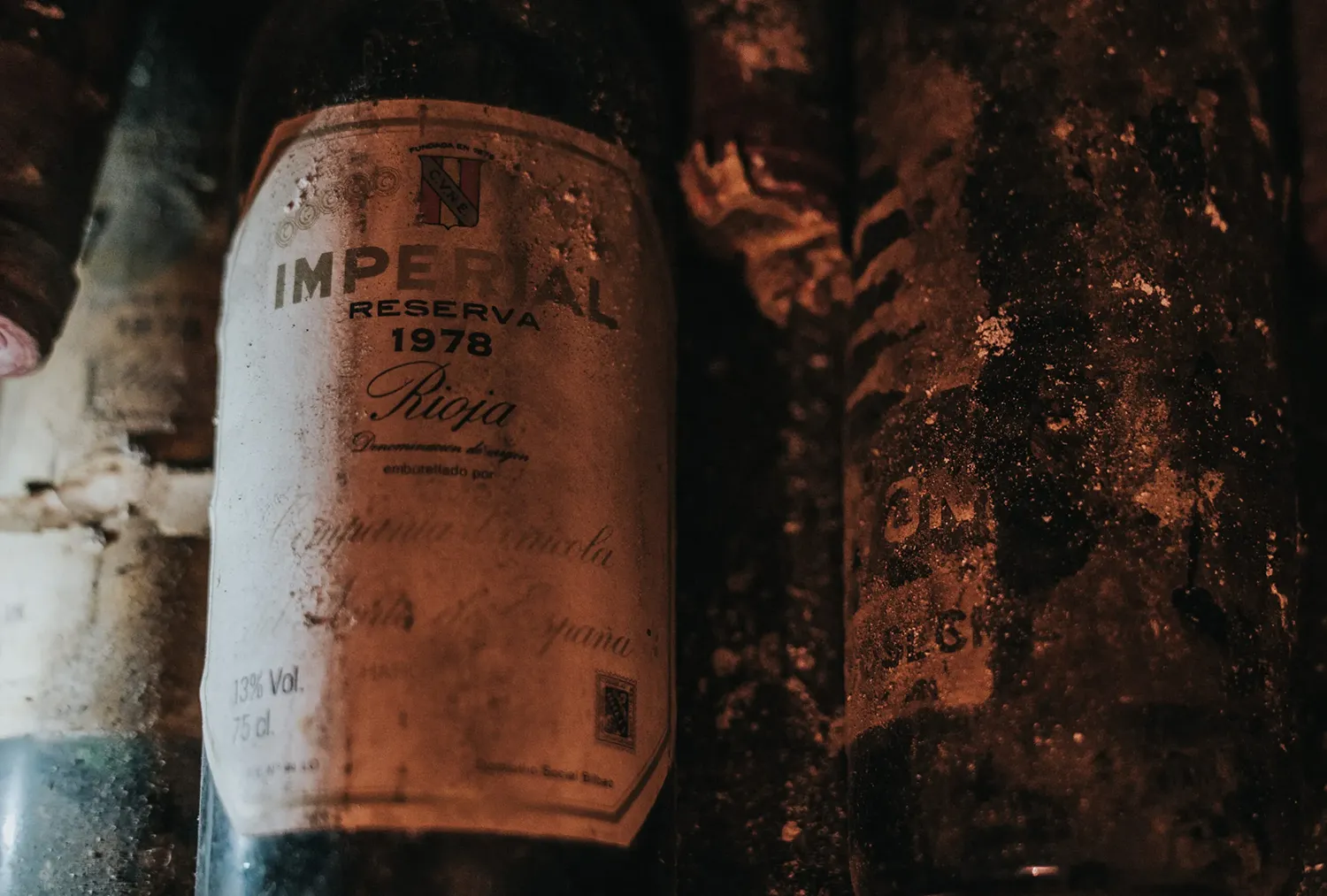 Detalle de una botella de vino Imperial Reserva de 1978 en la bodega de Asador Nicolás.