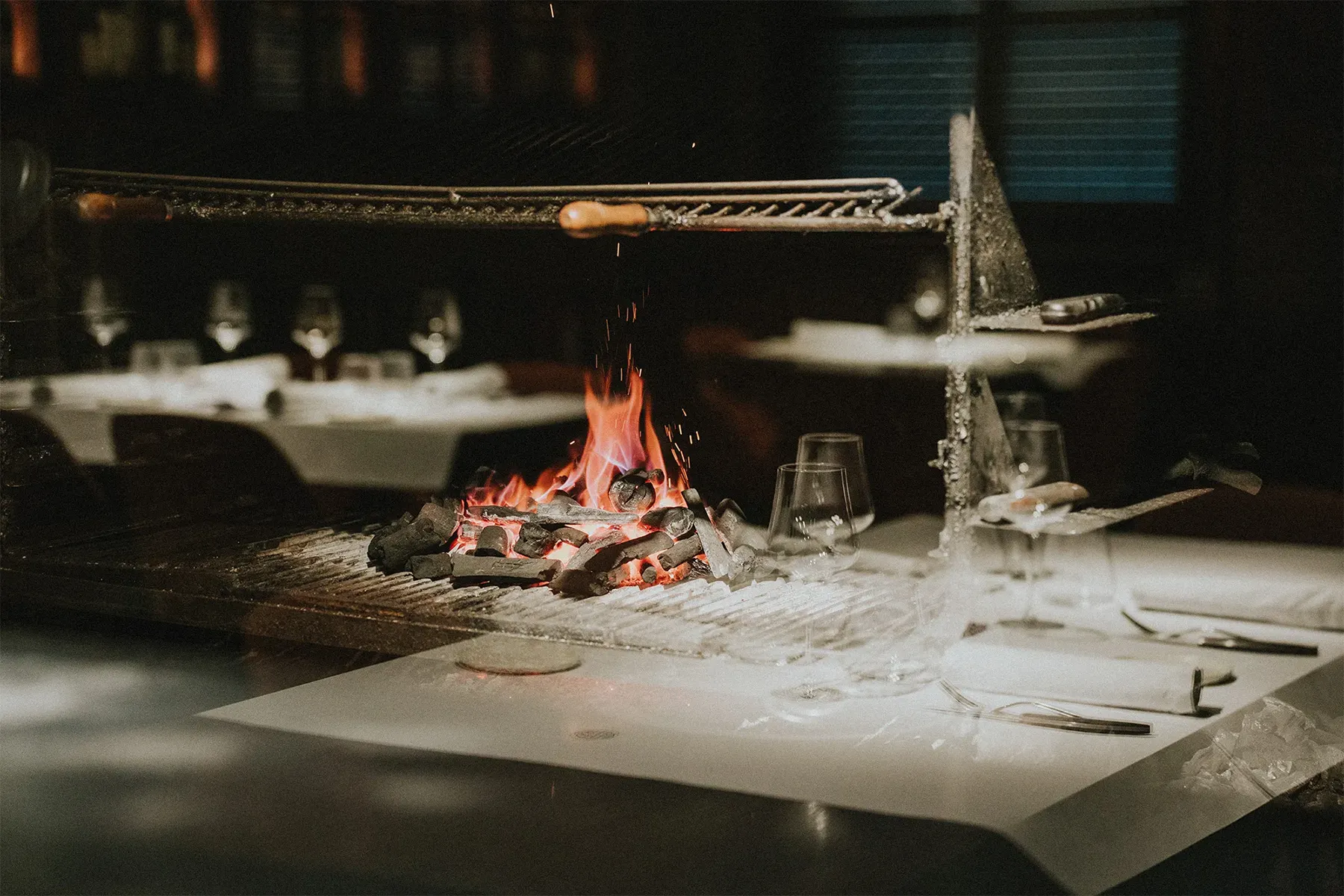 Brasas encendidas en la parrilla de carbón de Asador Nicolás, en Tolosa.