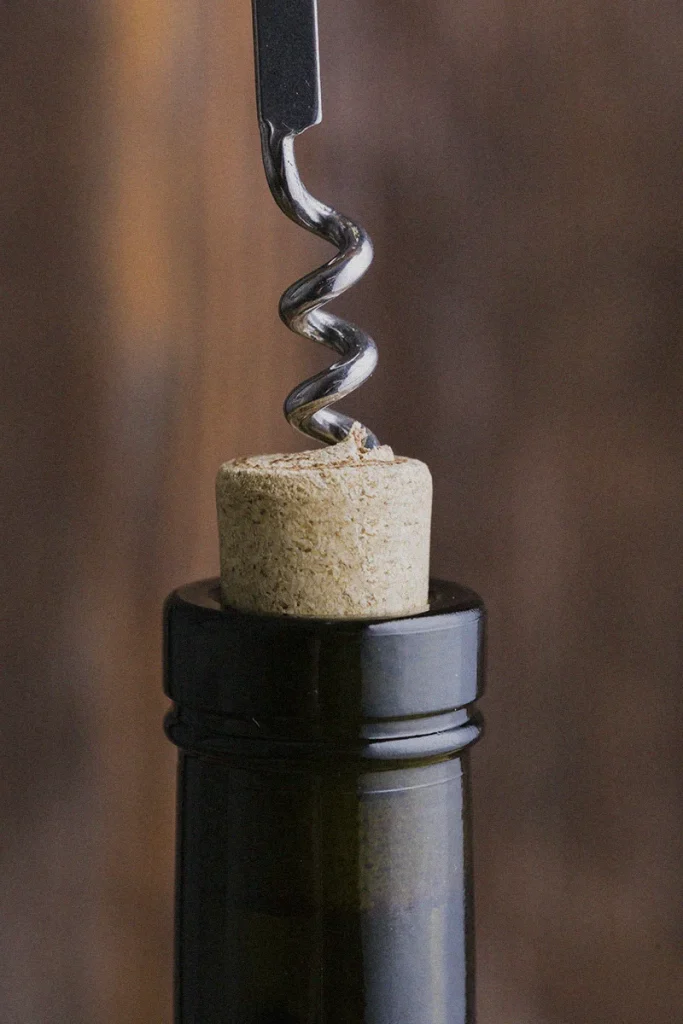 Descorche de una botella de vino en Asador Nicolás