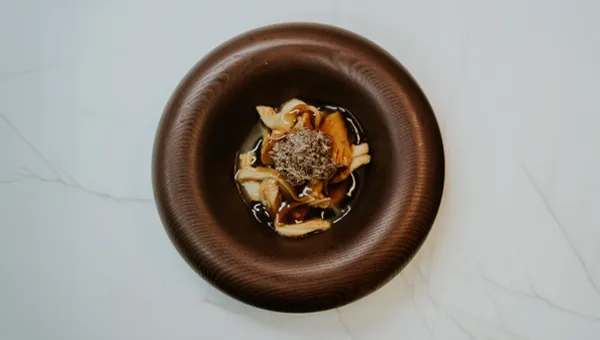 Revuelto de setas presentado en un plato de cerámica, parte de la propuesta gastronómica de Asador Nicolás en Tolosa.